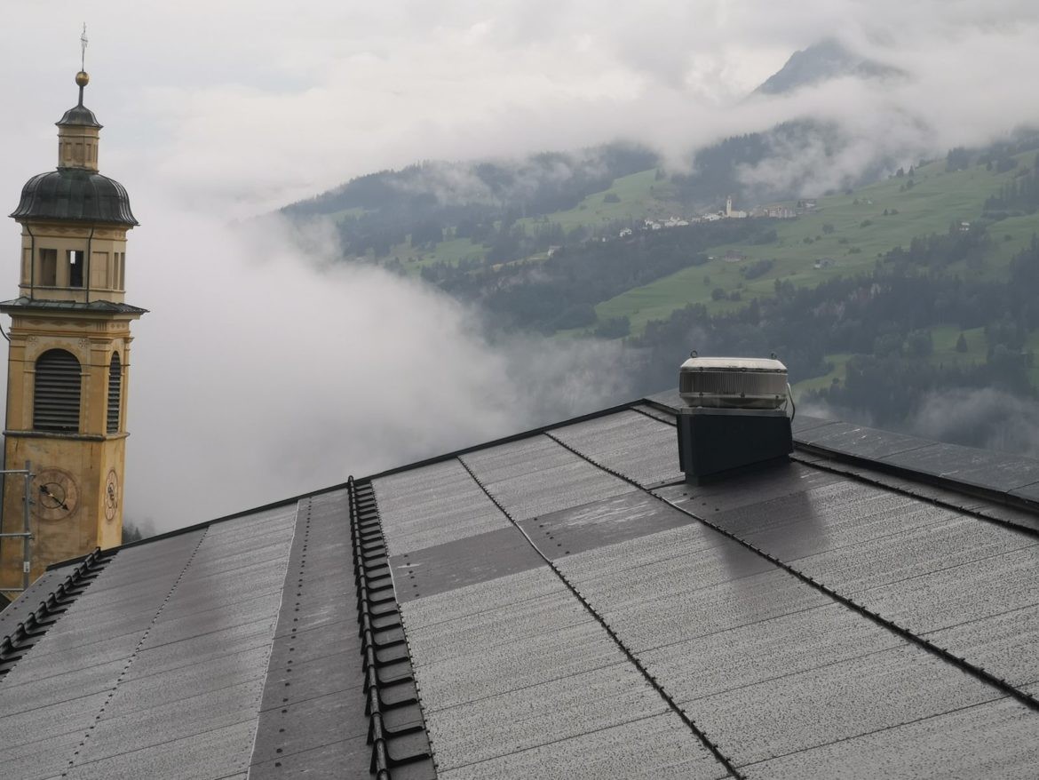 Dachsanierung Schulhaus Zorten 63 kWp